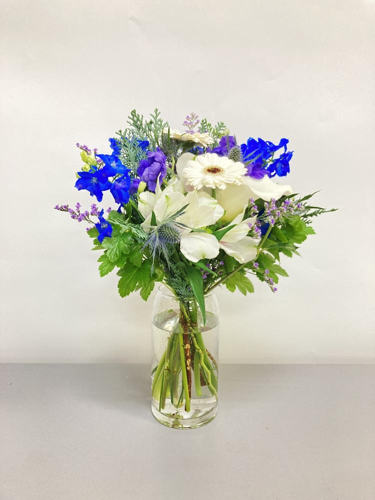 【誕生日ギフト】 フローリストにおまかせ 季節の花束 M - ブルー -