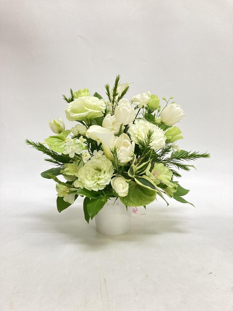 季節のおまかせ生花アレンジ M - グリーン&ホワイト -