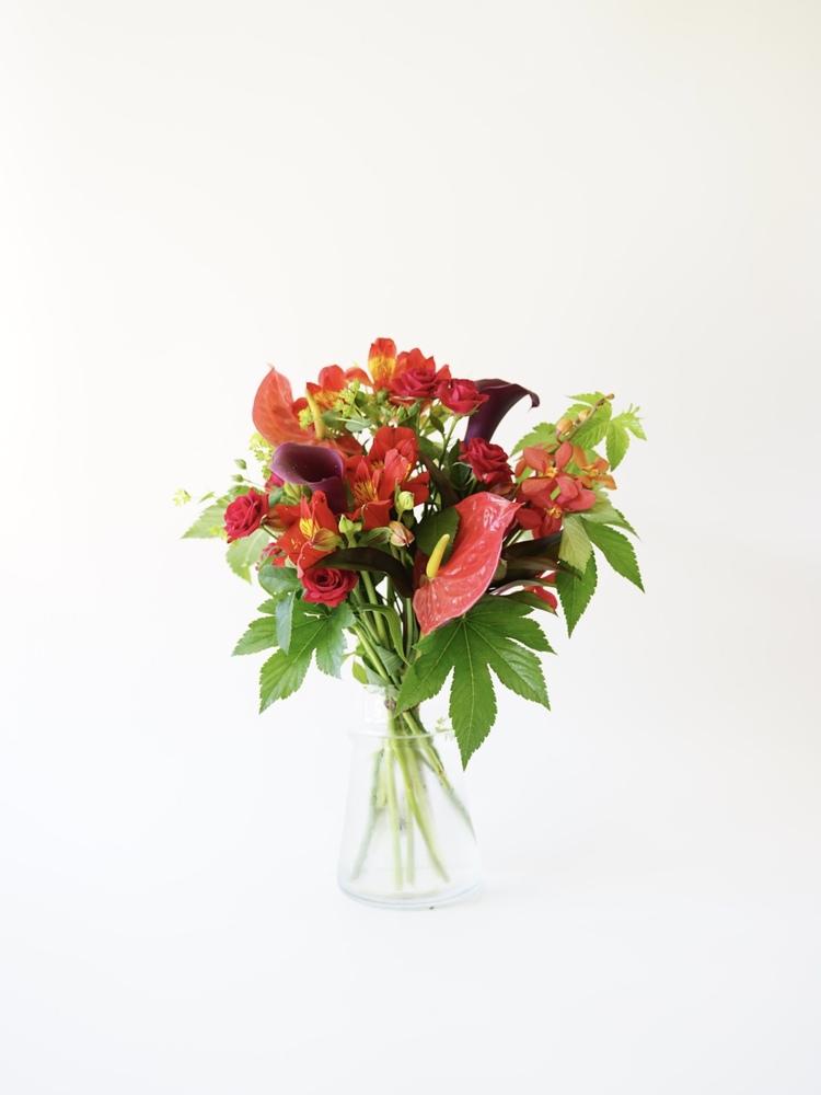 【誕生日ギフト】 フローリストにおまかせ 季節の花束 M - レッド -