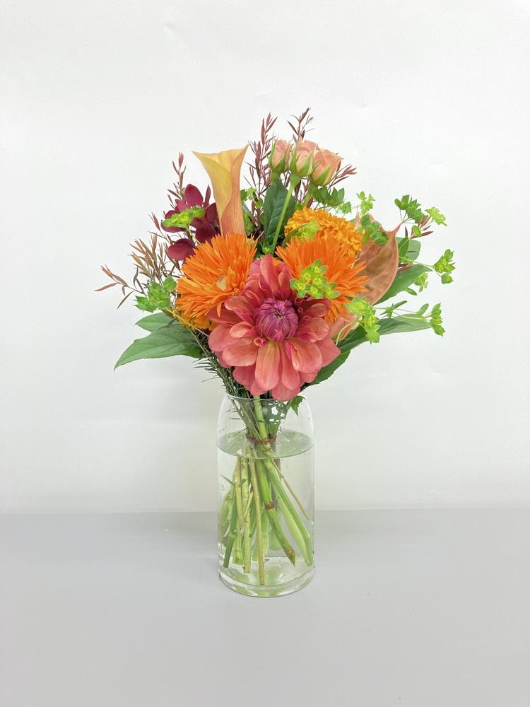 【誕生日ギフト】フローリストにおまかせ 季節の花束 M - オレンジ -
