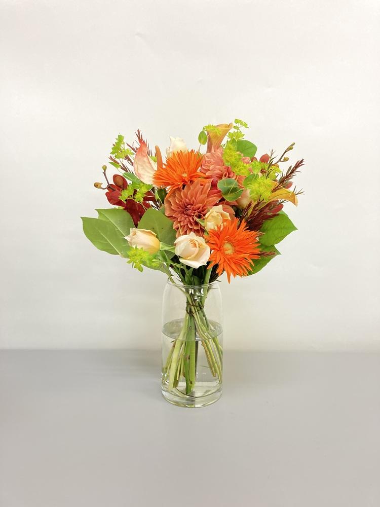 【誕生日ギフト】フローリストにおまかせ 季節の花束 M - オレンジ -