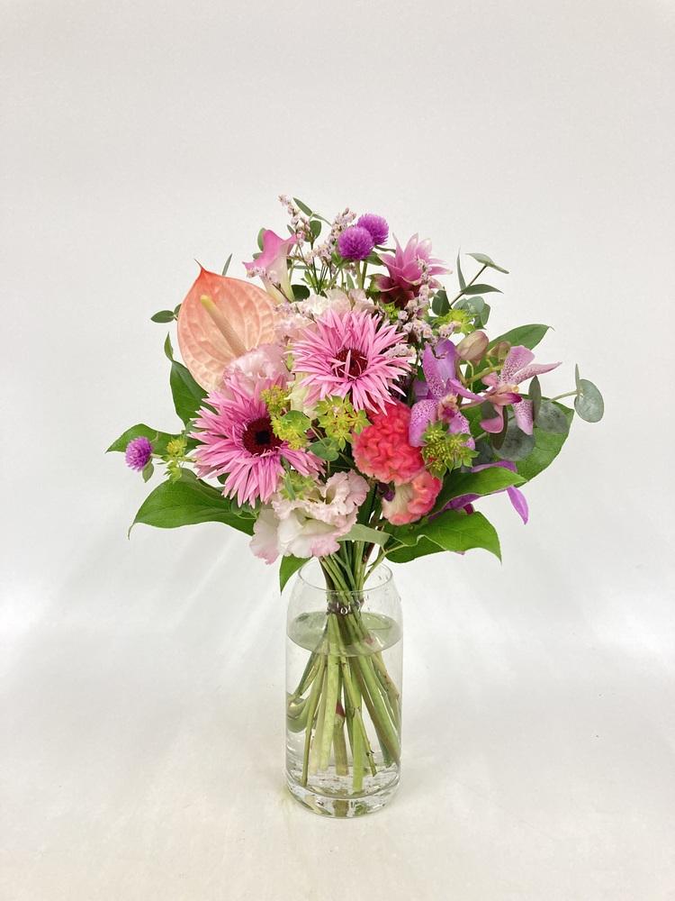 フローリストにおまかせ 季節の花束 M - ピンク -