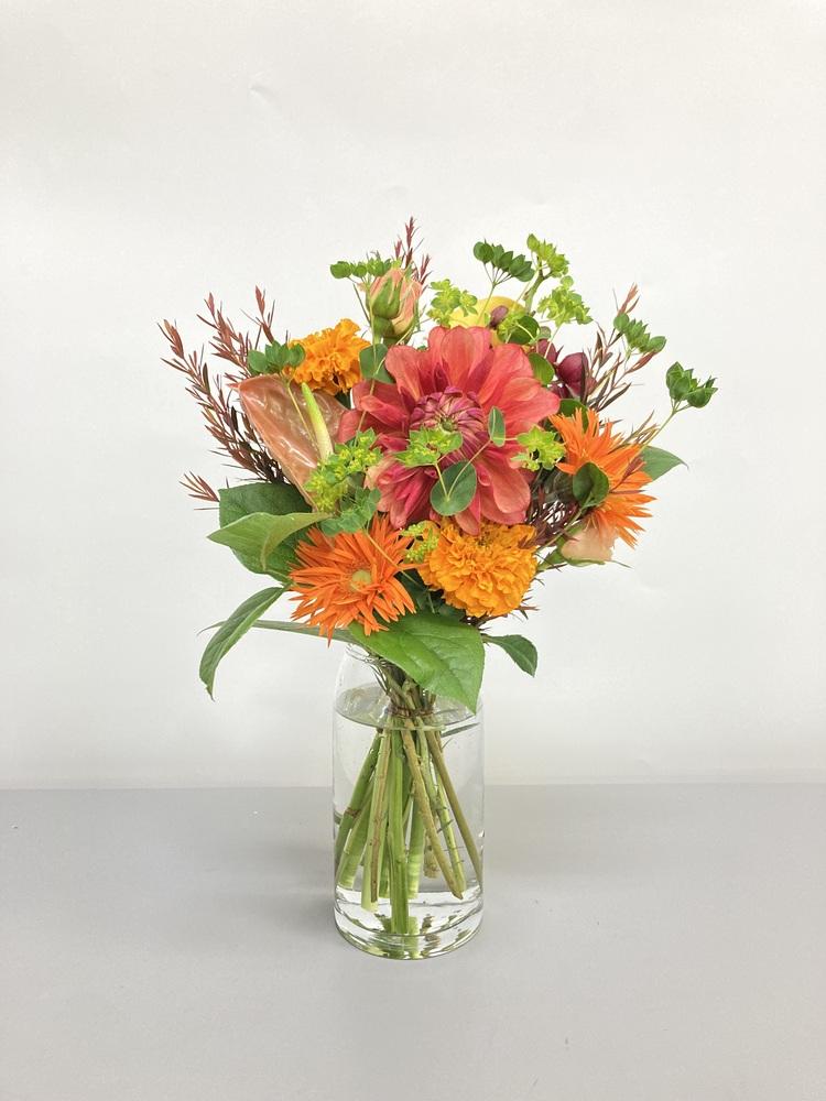 【誕生日ギフト】フローリストにおまかせ 季節の花束 M - オレンジ -