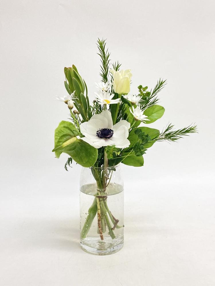 フローリストにおまかせ 季節の花束 S - グリーン&ホワイト -