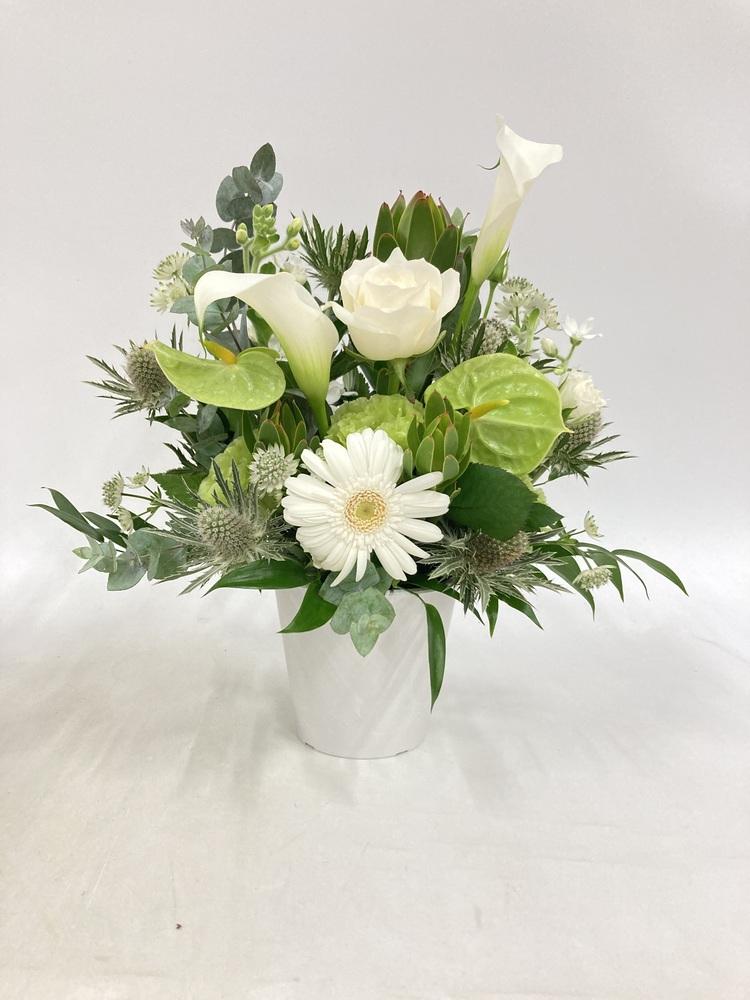 季節のおまかせ生花アレンジ M - グリーン&ホワイト -