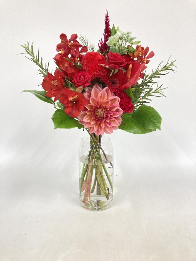 フローリストにおまかせ 季節の花束 M - レッド -
