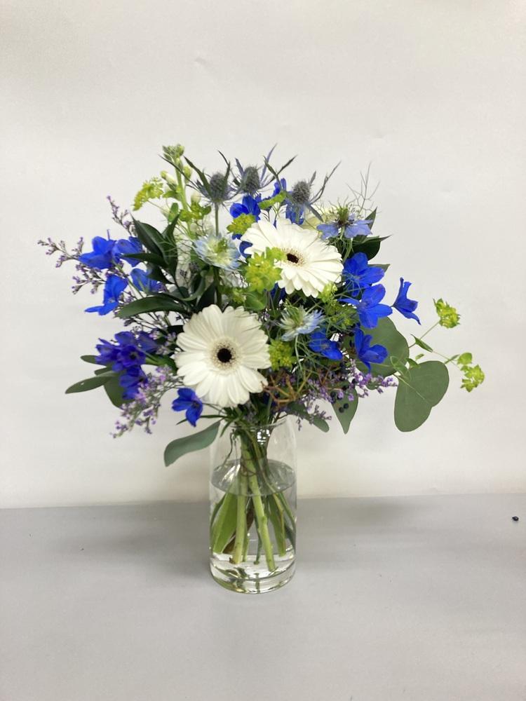 【誕生日ギフト】 フローリストにおまかせ 季節の花束 M - ブルー -