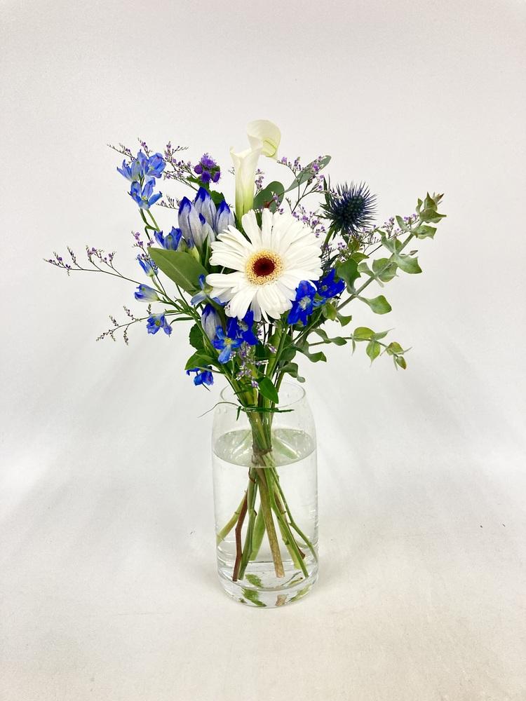 フローリストにおまかせ 季節の花束 S - ブルー -