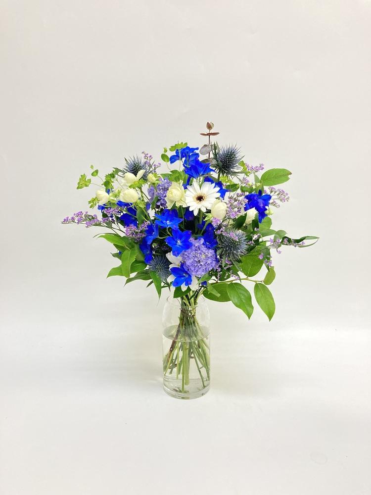 【誕生日ギフト】 フローリストにおまかせ 季節の花束 M - ブルー -