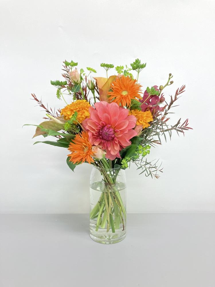【誕生日ギフト】フローリストにおまかせ 季節の花束 M - オレンジ -