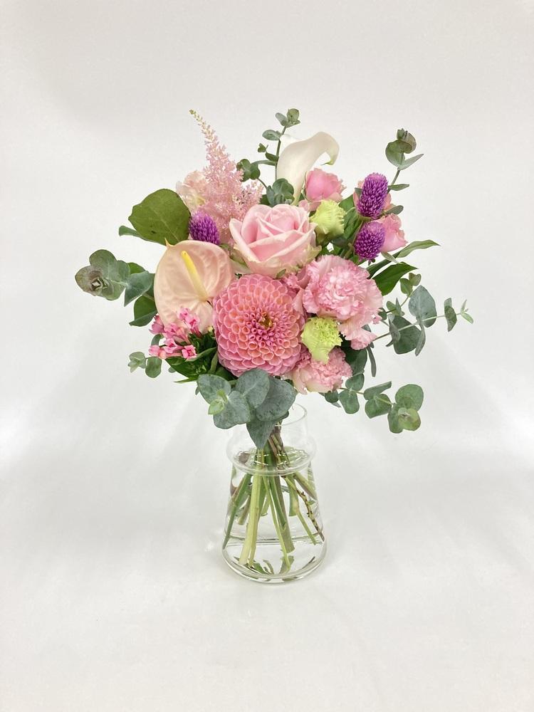 フローリストにおまかせ 季節の花束 M - ピンク -