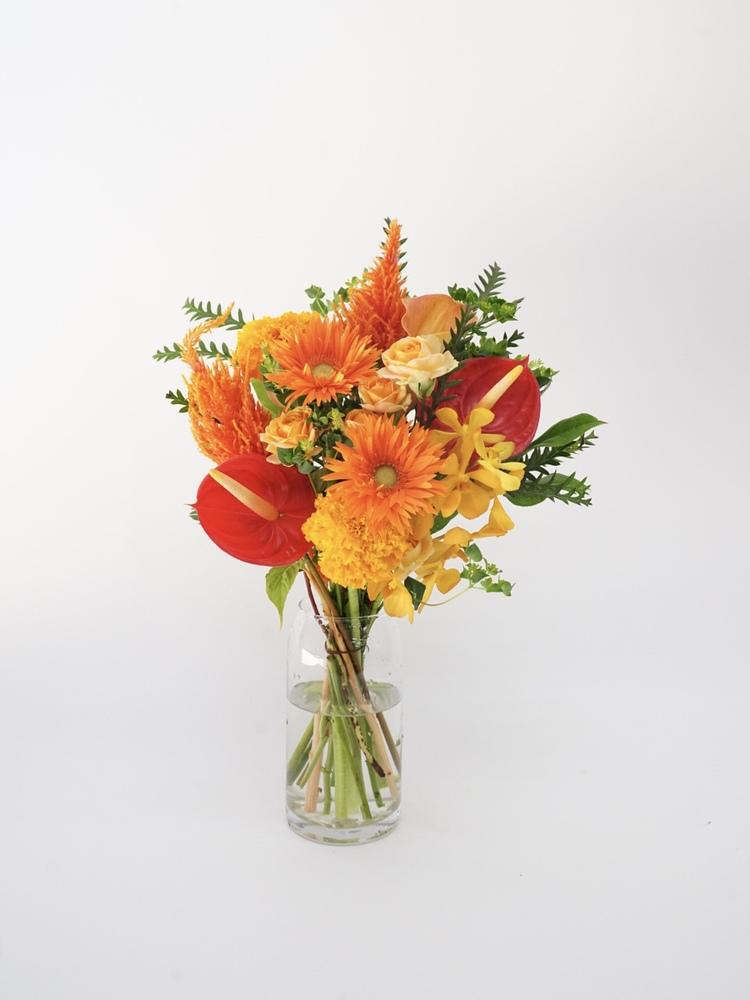 【誕生日ギフト】フローリストにおまかせ 季節の花束 M - オレンジ -