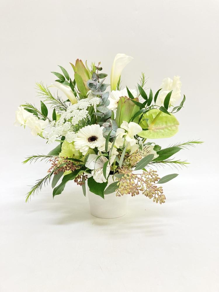 季節のおまかせ生花アレンジ M - グリーン&ホワイト -