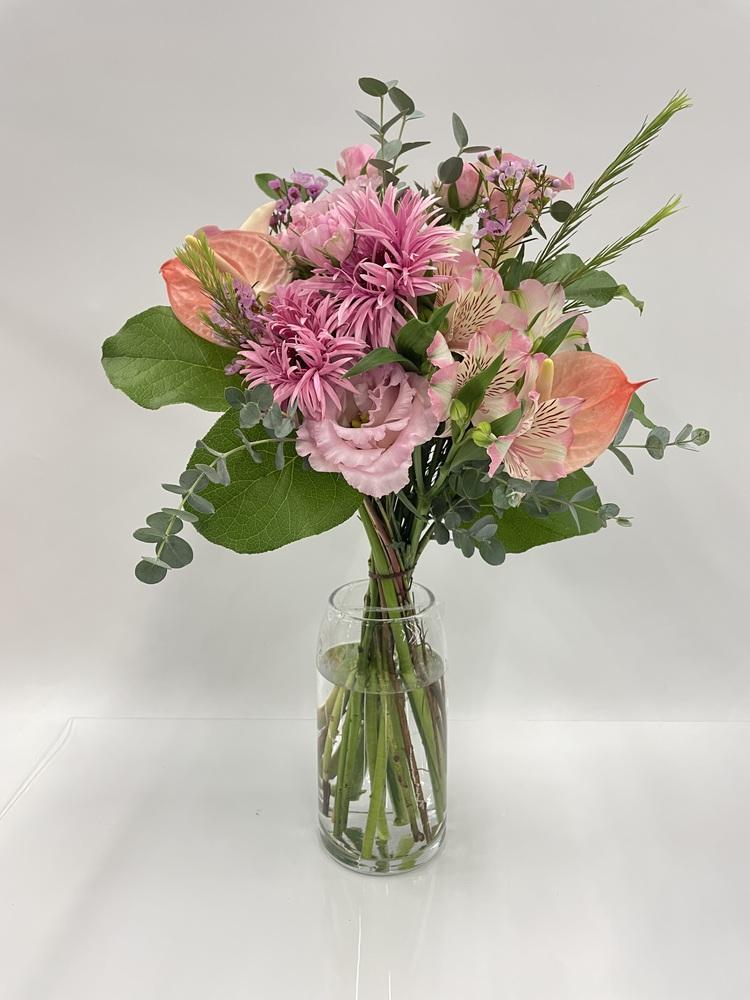 【誕生日ギフト】フローリストにおまかせ 季節の花束 M - ピンク -