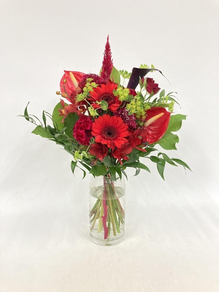【誕生日ギフト】 フローリストにおまかせ 季節の花束 M - レッド -