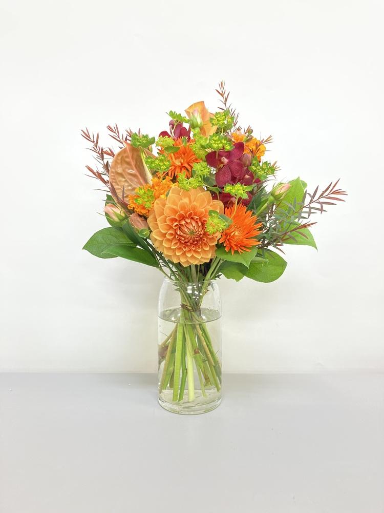 【誕生日ギフト】フローリストにおまかせ 季節の花束 M - オレンジ -