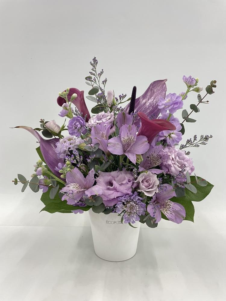 【誕生日ギフト】季節のおまかせ生花アレンジ M - パープル -