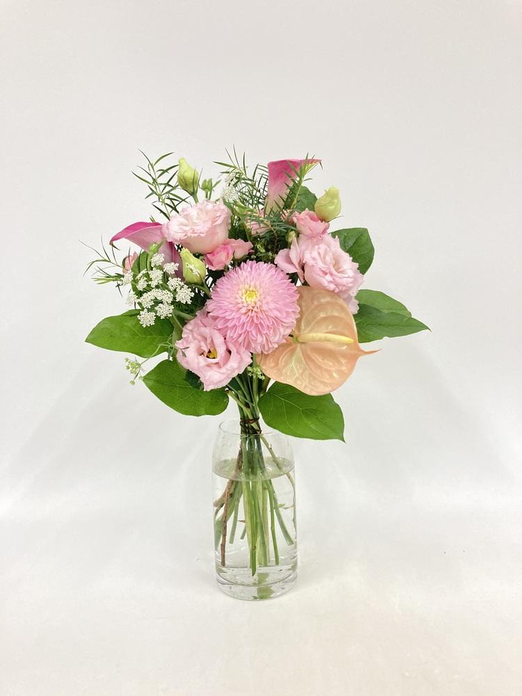 フローリストにおまかせ 季節の花束 M - ピンク -