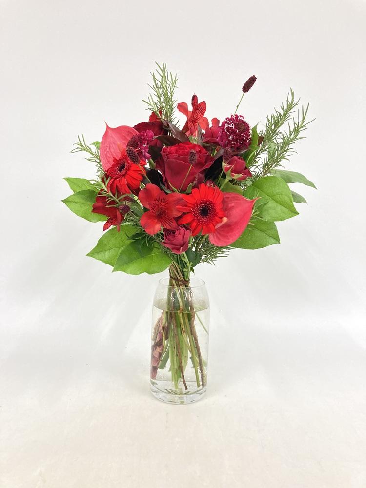 フローリストにおまかせ 季節の花束 M - レッド -