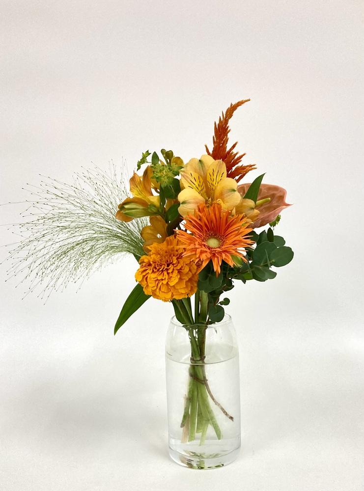 フローリストにおまかせ 季節の花束 S - オレンジ -