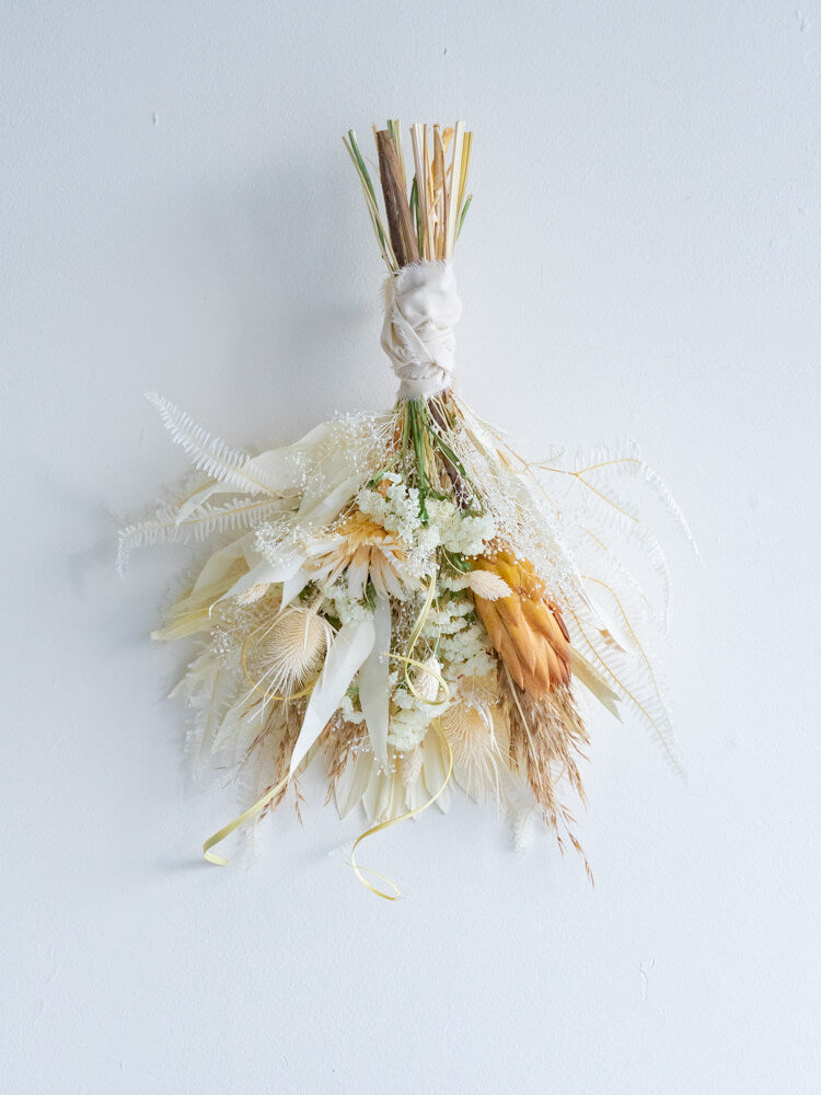 【壁に掛ける】ドライフラワーのスワッグ - ベージュ -
