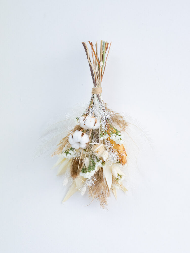 【壁に掛ける】ドライフラワーのスワッグ - ベージュ -