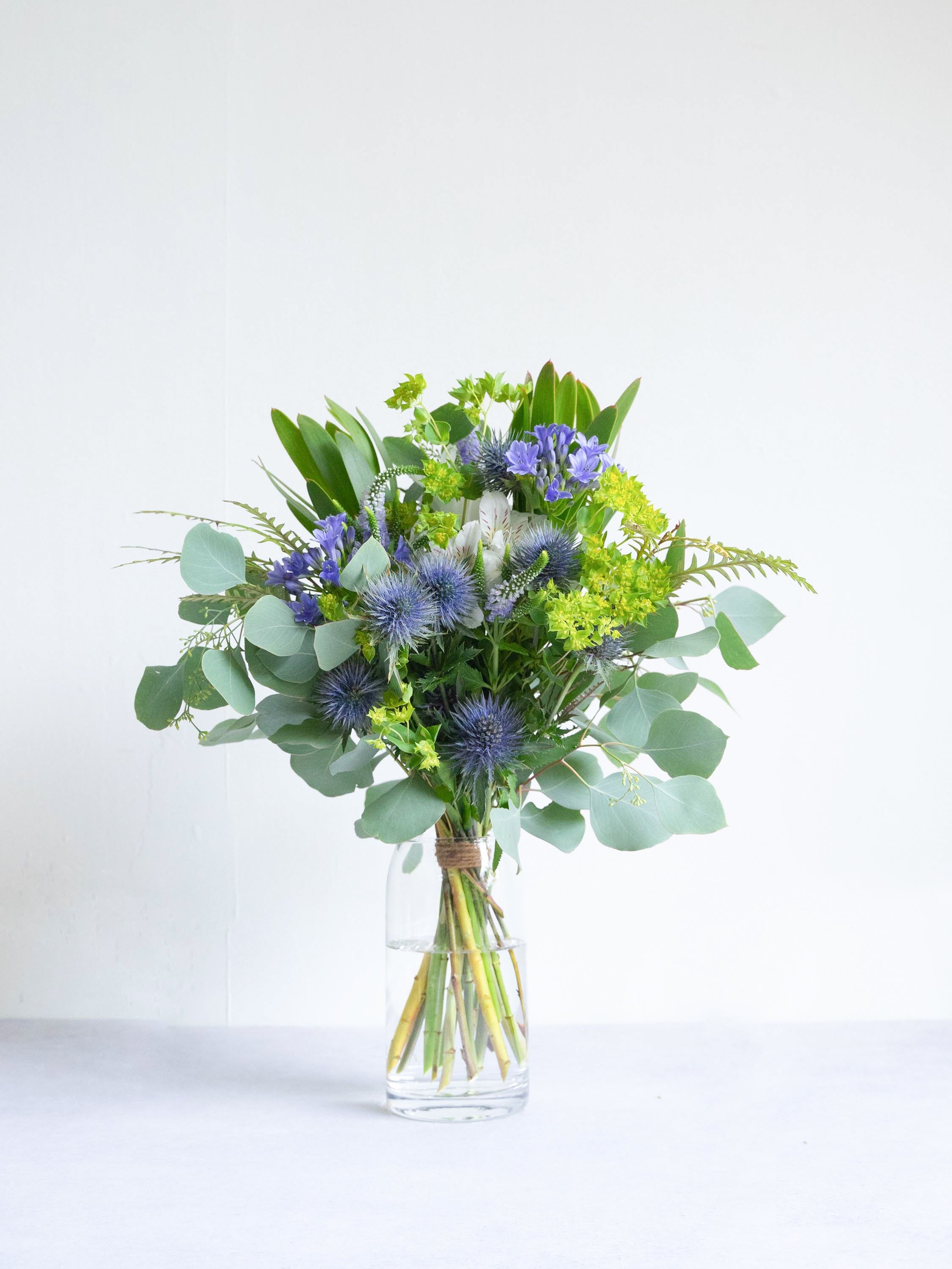 【誕生日ギフト】 フローリストにおまかせ 季節の花束 M - ブルー -