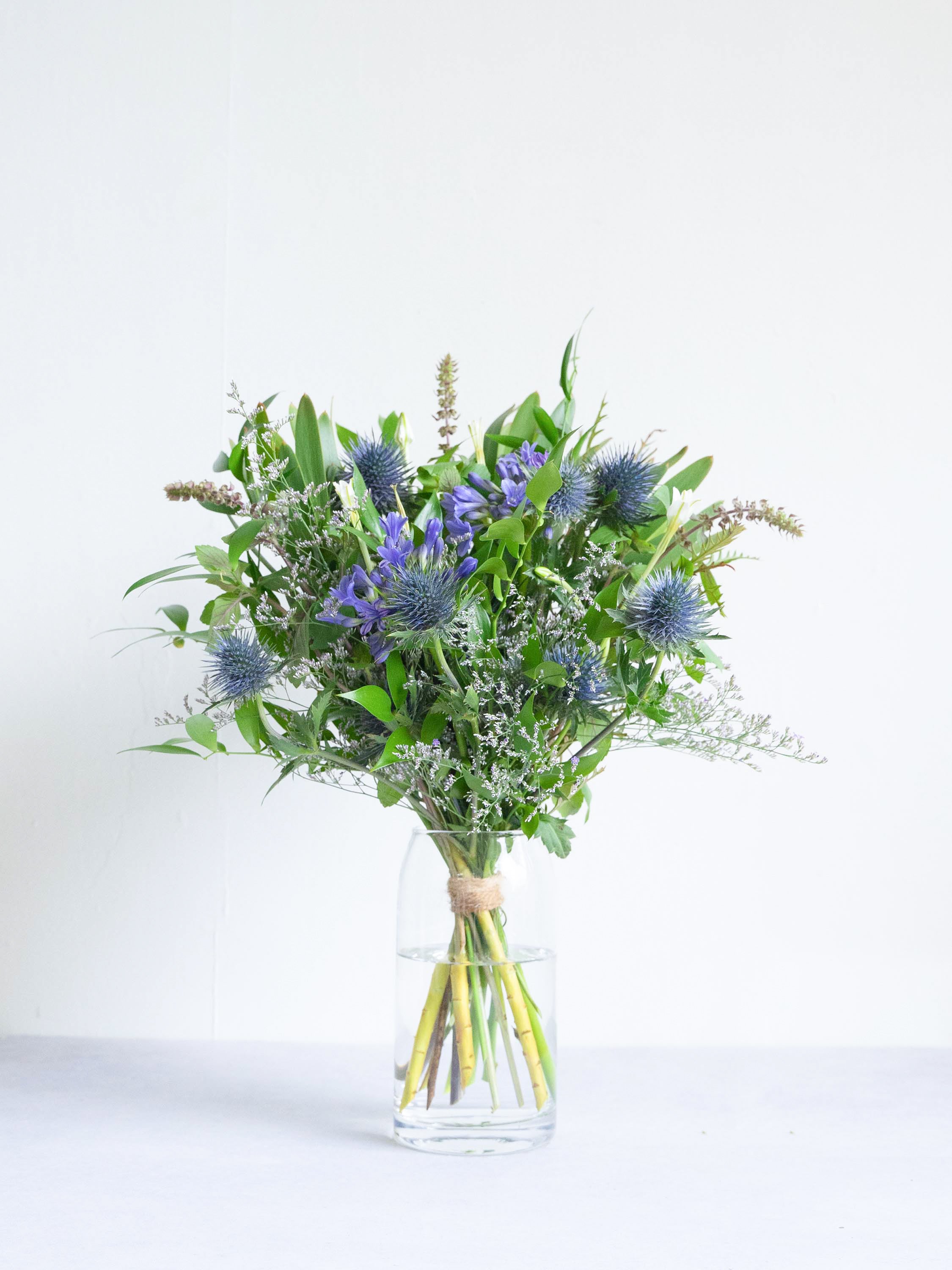 【誕生日ギフト】 フローリストにおまかせ 季節の花束 M - ブルー -