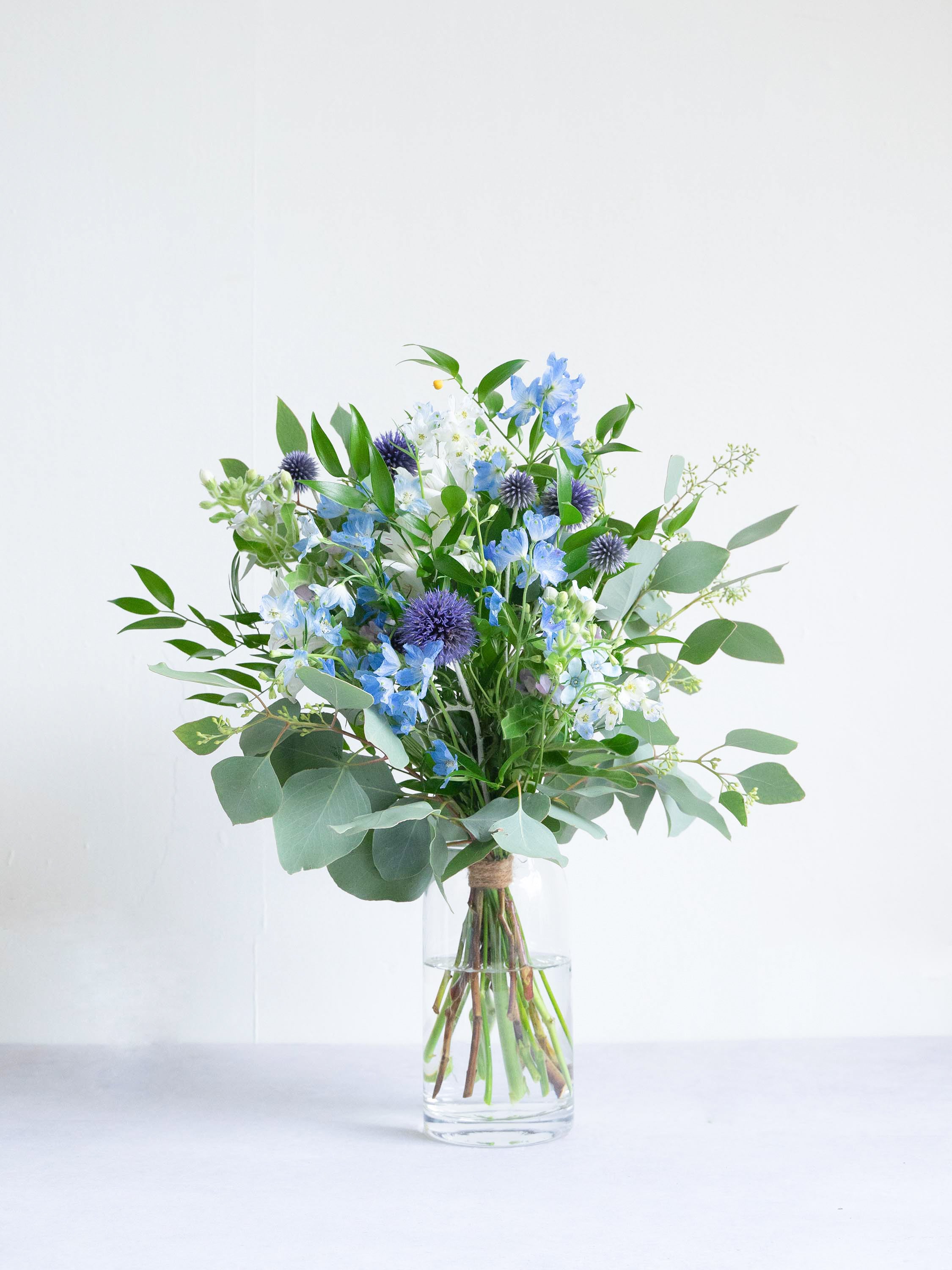 【誕生日ギフト】 フローリストにおまかせ 季節の花束 M - ブルー -