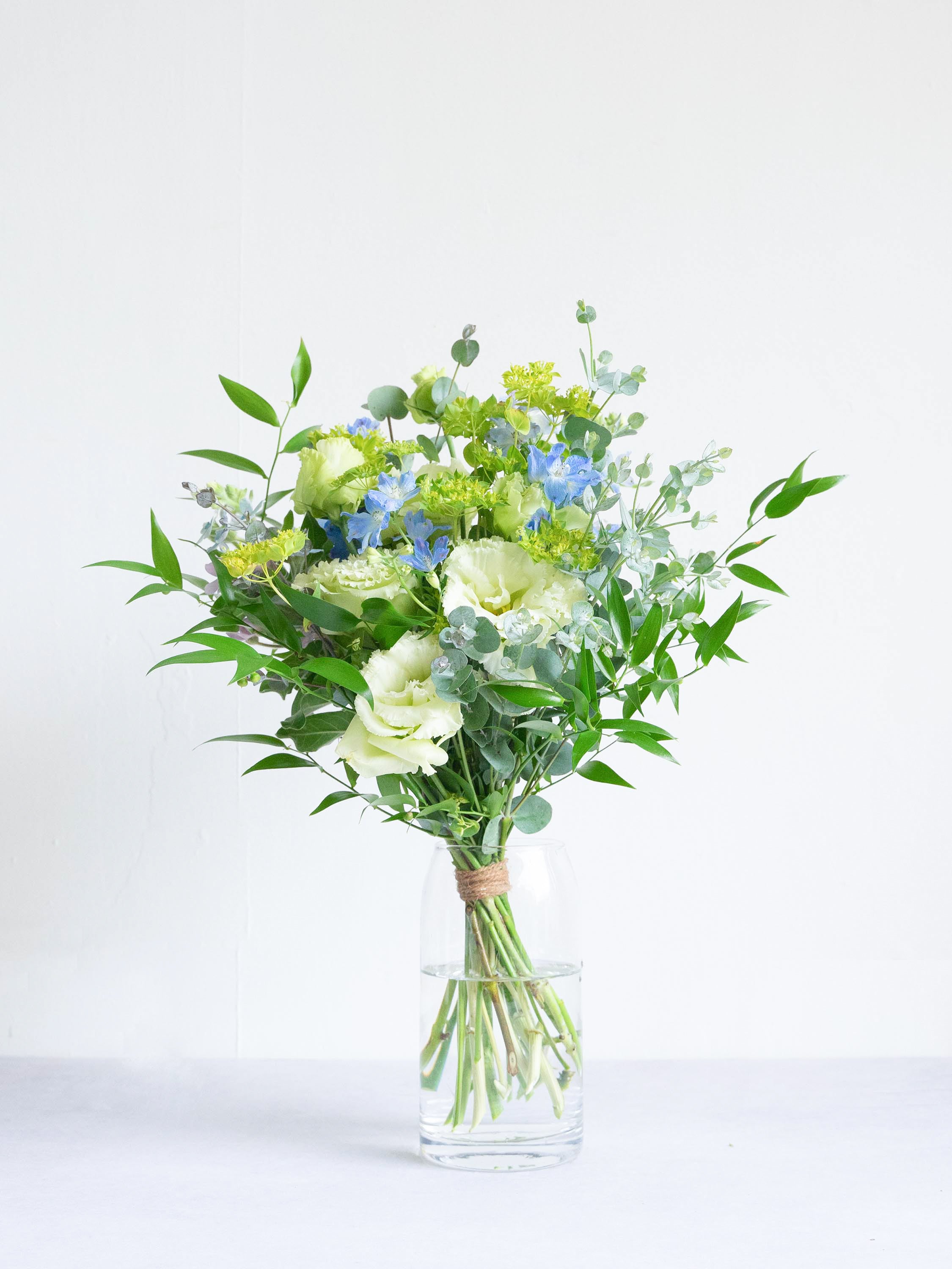 【誕生日ギフト】 フローリストにおまかせ 季節の花束 M - ブルー -