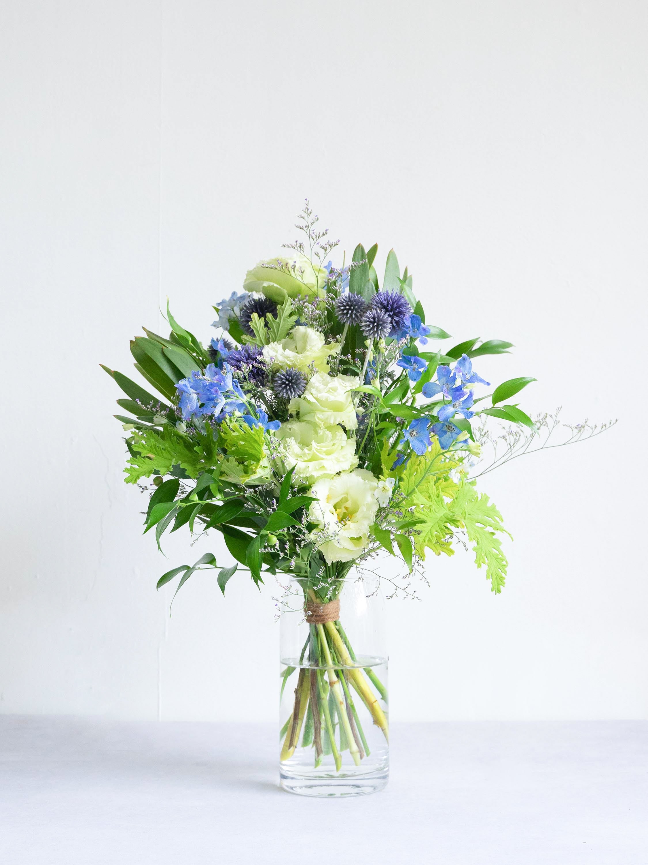 【誕生日ギフト】 フローリストにおまかせ 季節の花束 M - ブルー -