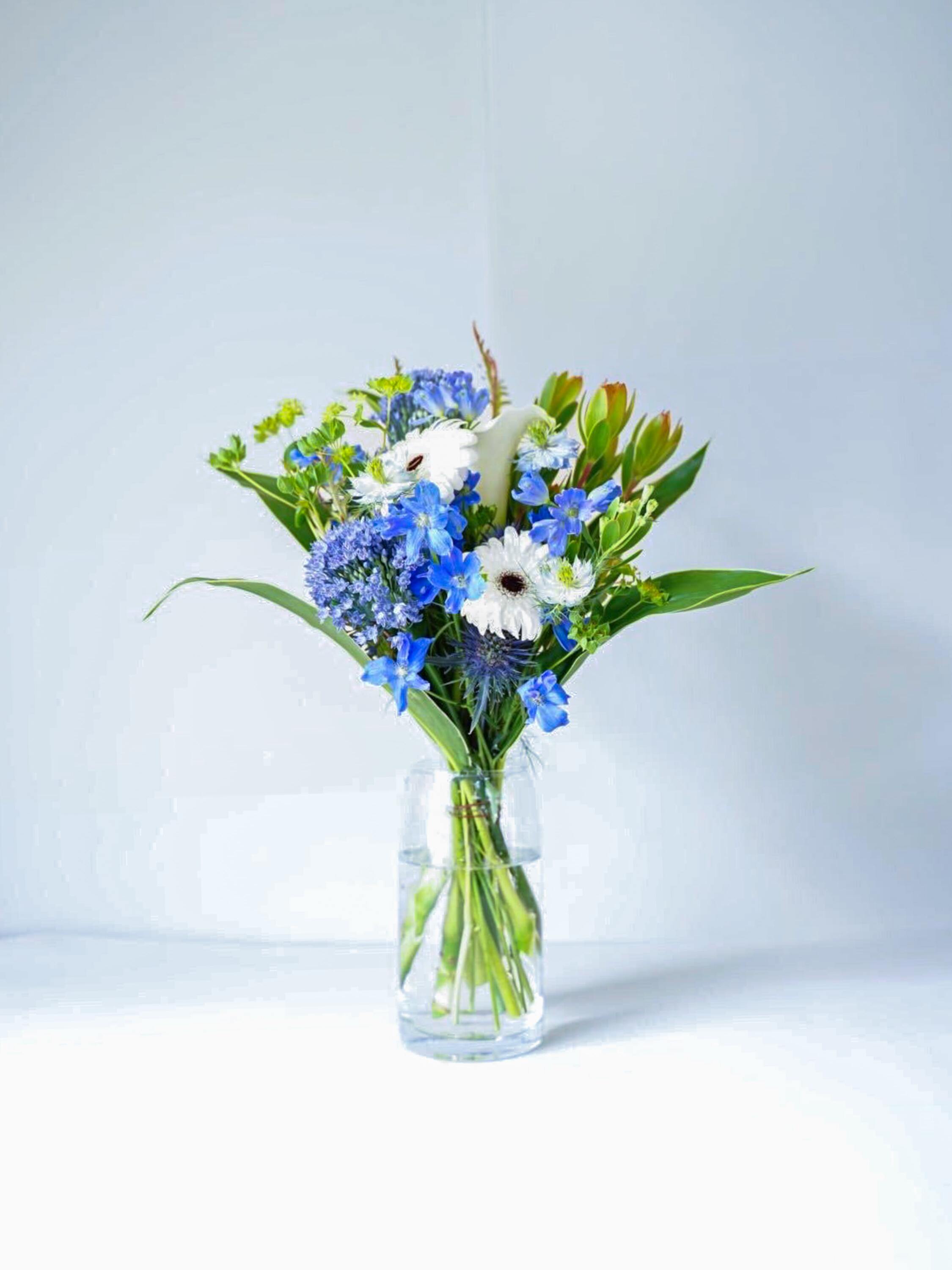 【誕生日ギフト】 フローリストにおまかせ 季節の花束 M - ブルー -