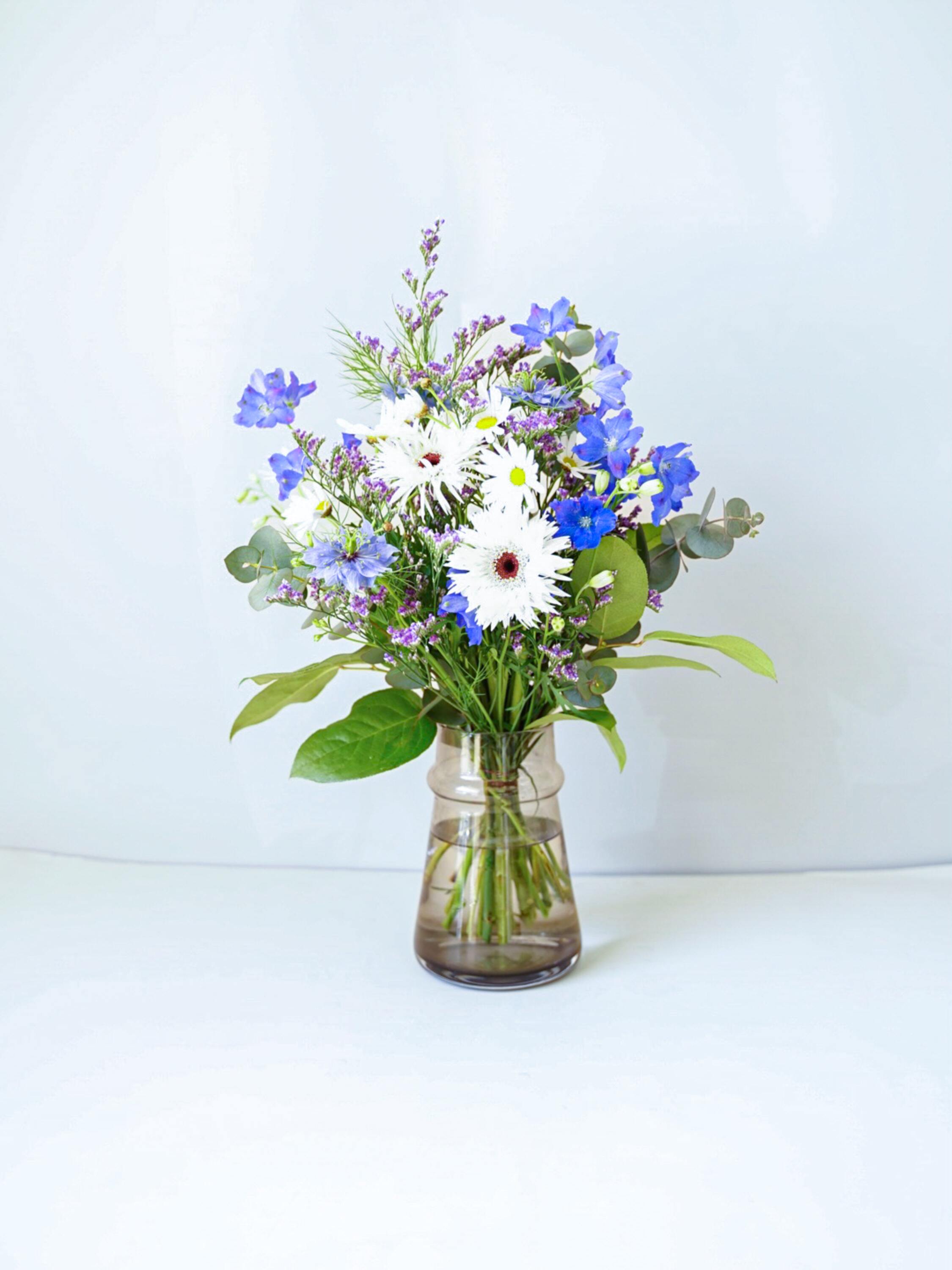 【誕生日ギフト】 フローリストにおまかせ 季節の花束 M - ブルー -