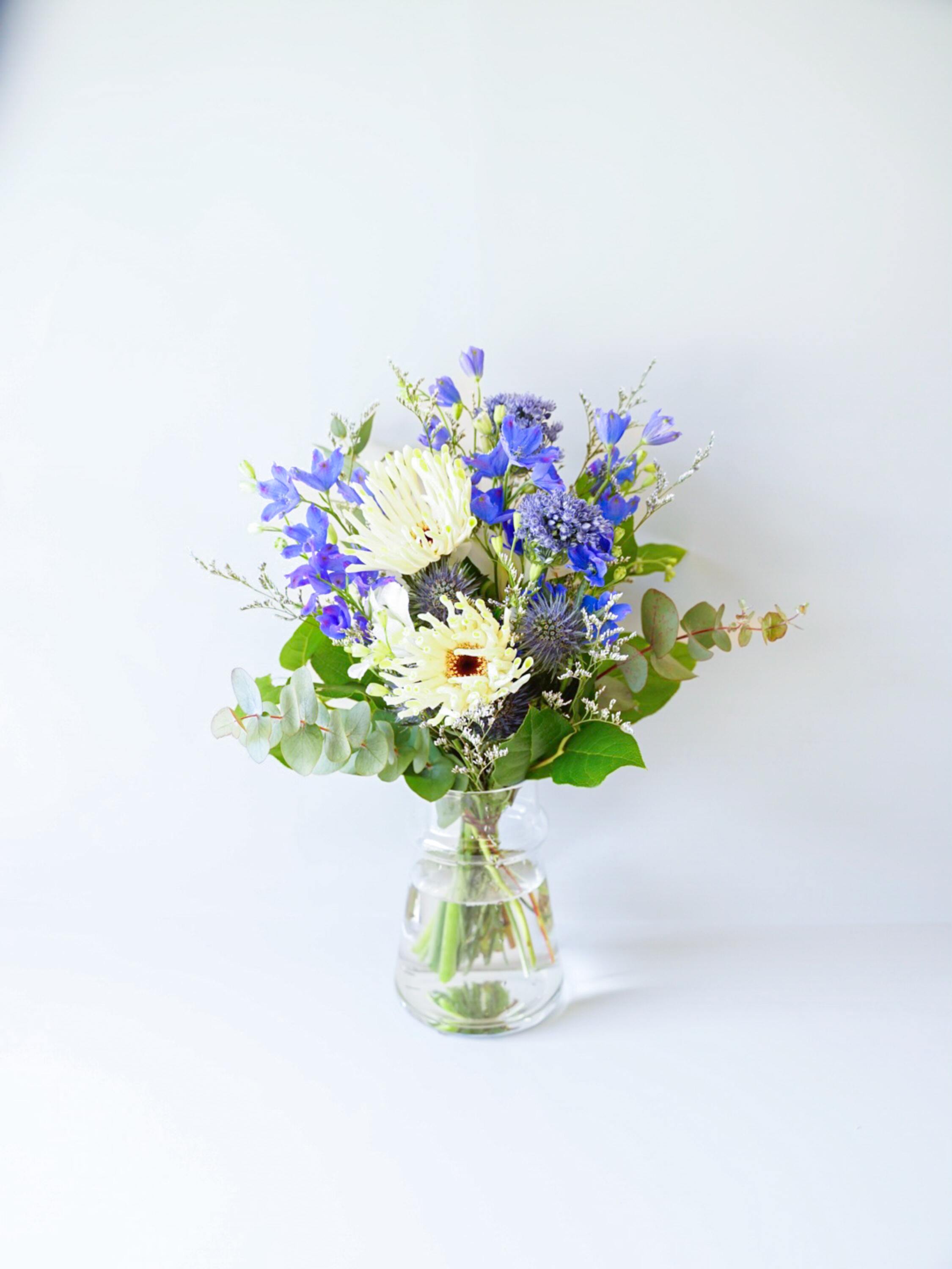 【誕生日ギフト】 フローリストにおまかせ 季節の花束 M - ブルー -