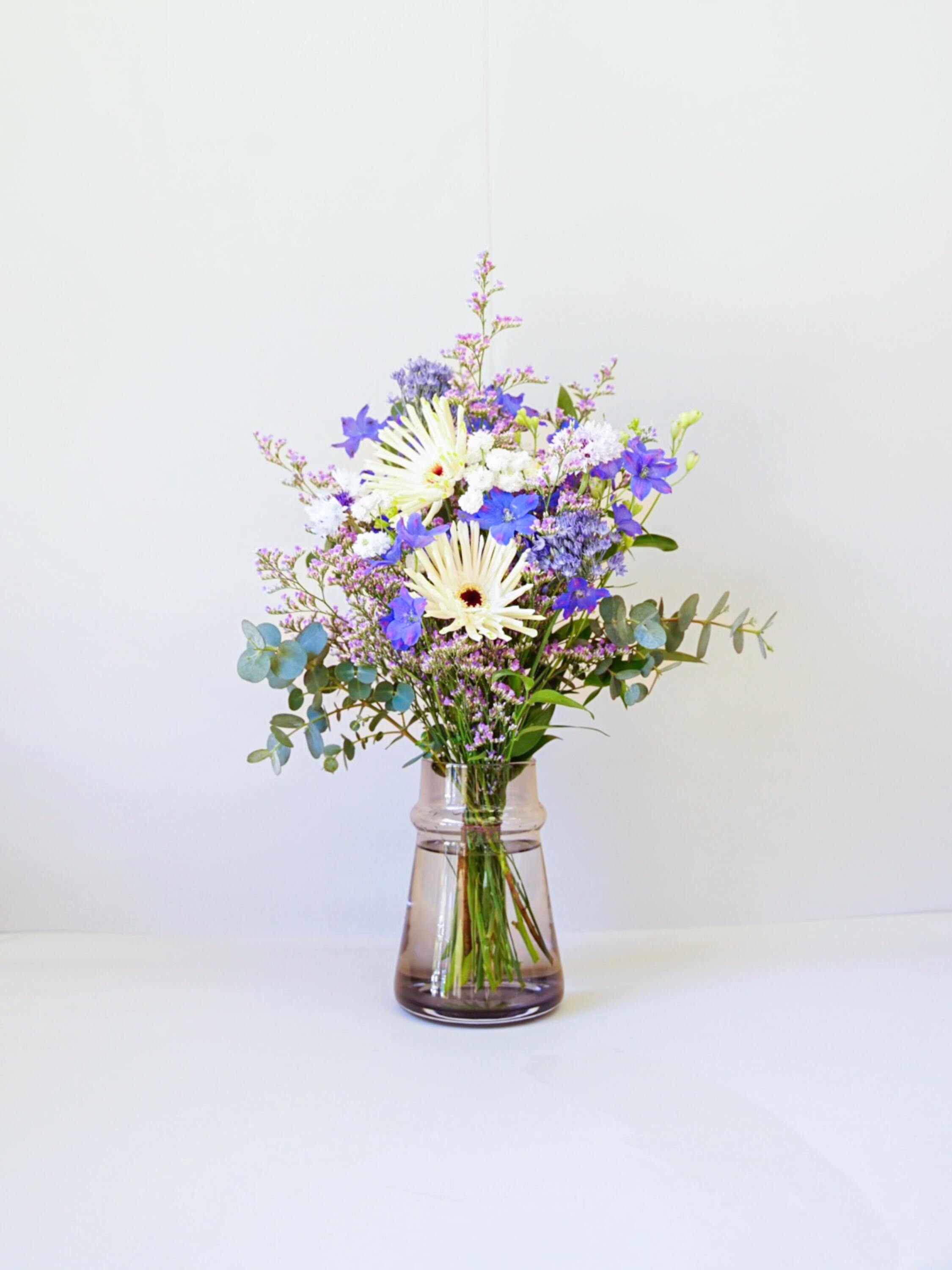 【誕生日ギフト】 フローリストにおまかせ 季節の花束 M - ブルー -