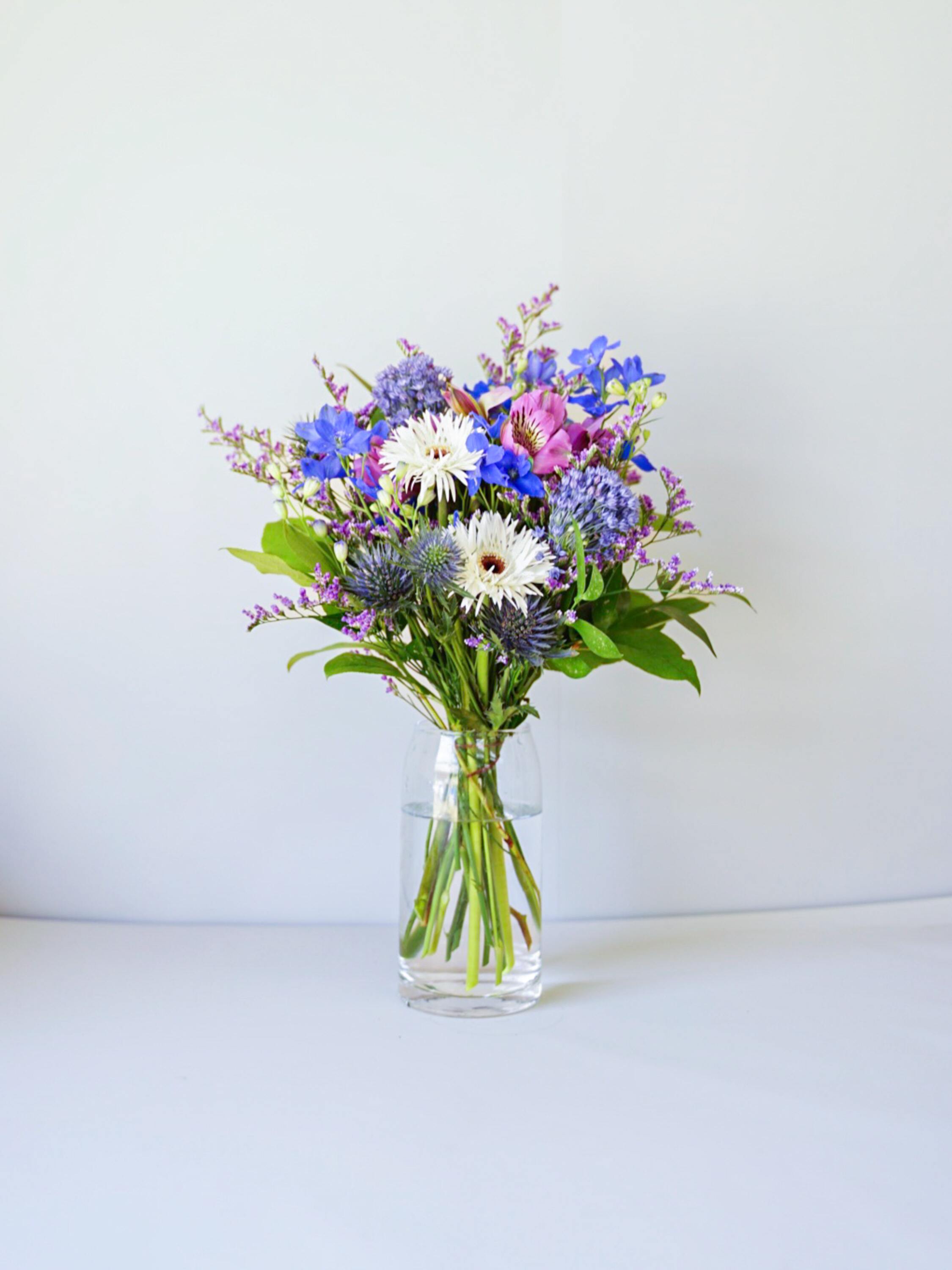 【誕生日ギフト】 フローリストにおまかせ 季節の花束 M - ブルー -