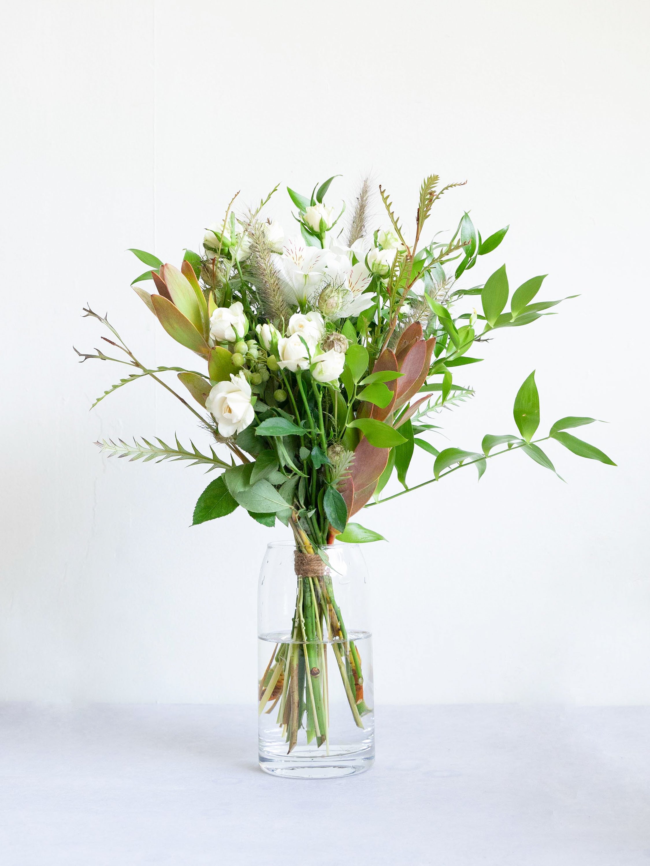 【誕生日ギフト】 フローリストにおまかせ 季節の花束 M - グリーン&ホワイト -