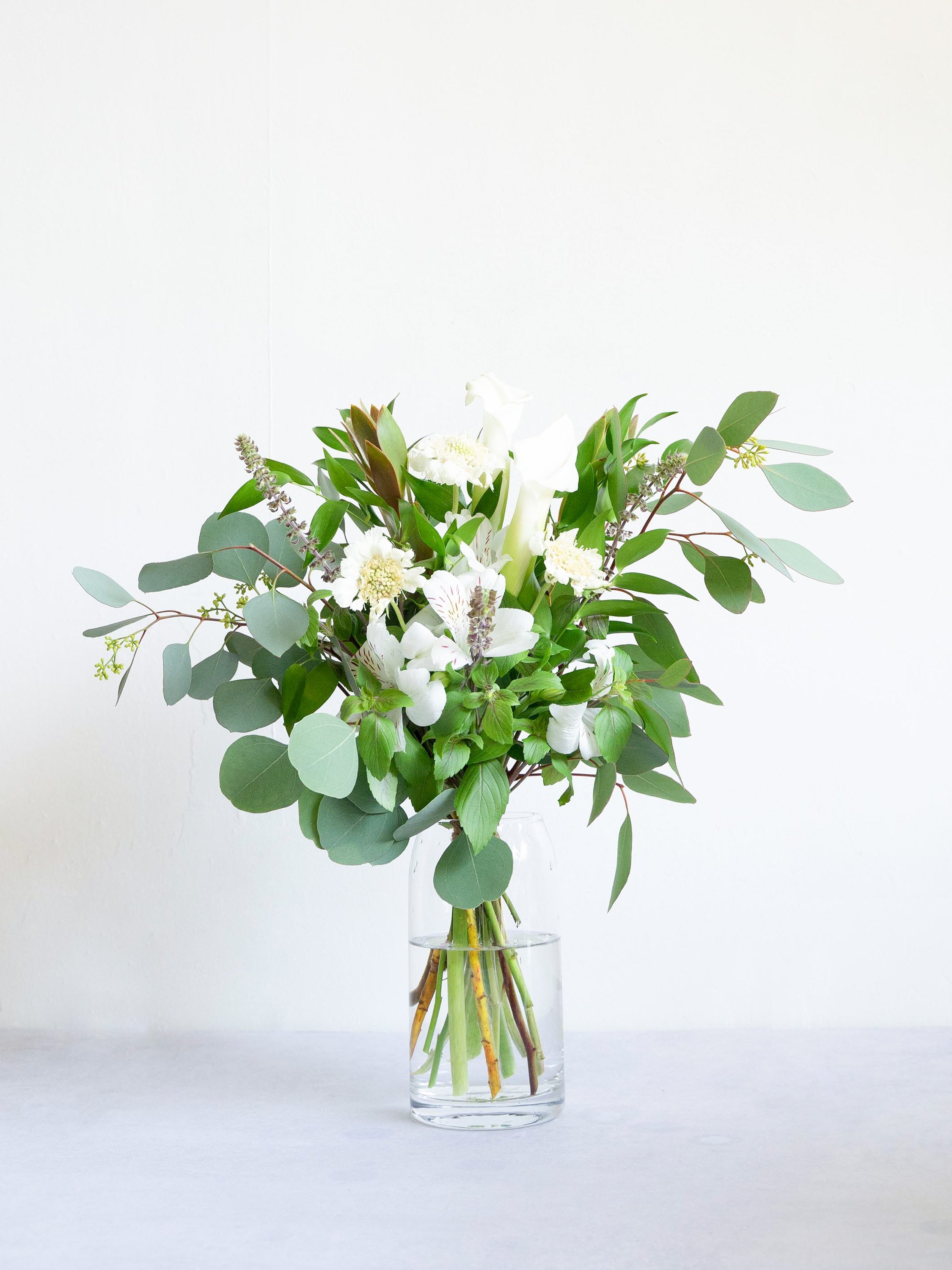 【誕生日ギフト】 フローリストにおまかせ 季節の花束 M - グリーン&ホワイト -