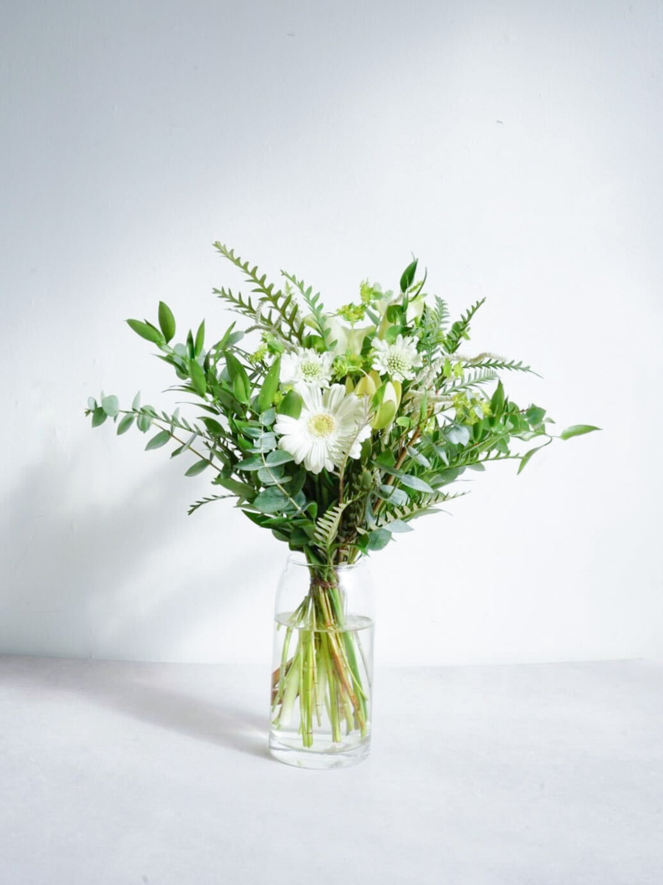 【誕生日ギフト】 フローリストにおまかせ 季節の花束 M - グリーン&ホワイト -