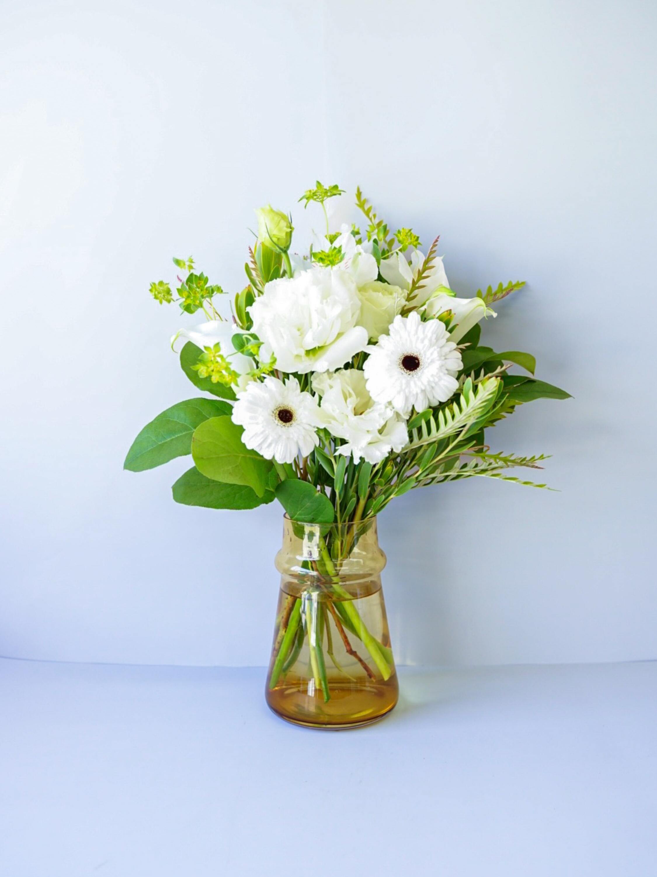 フローリストにおまかせ 季節の花束 M - グリーン&ホワイト -