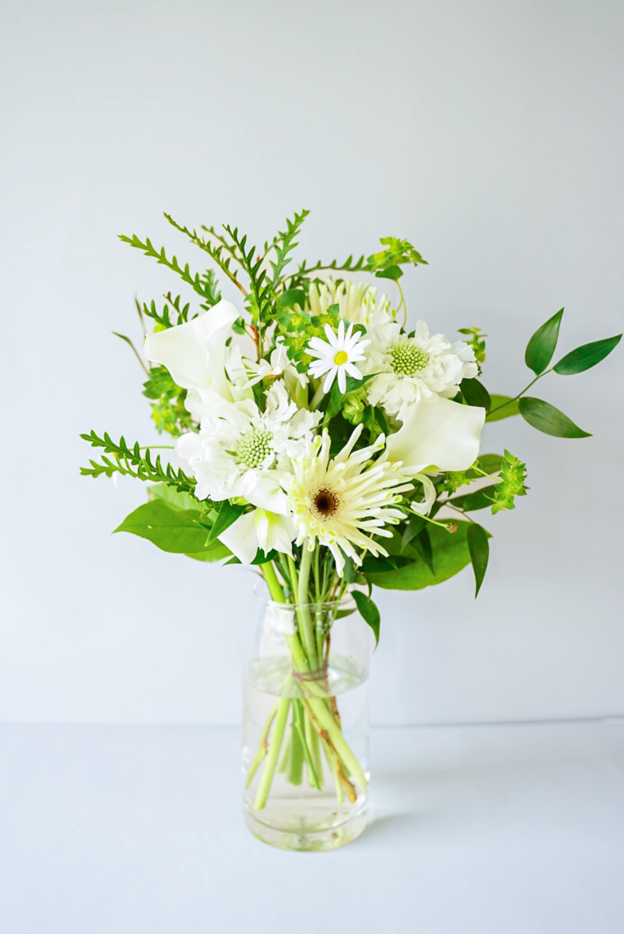 フローリストにおまかせ 季節の花束 M - グリーン&ホワイト -