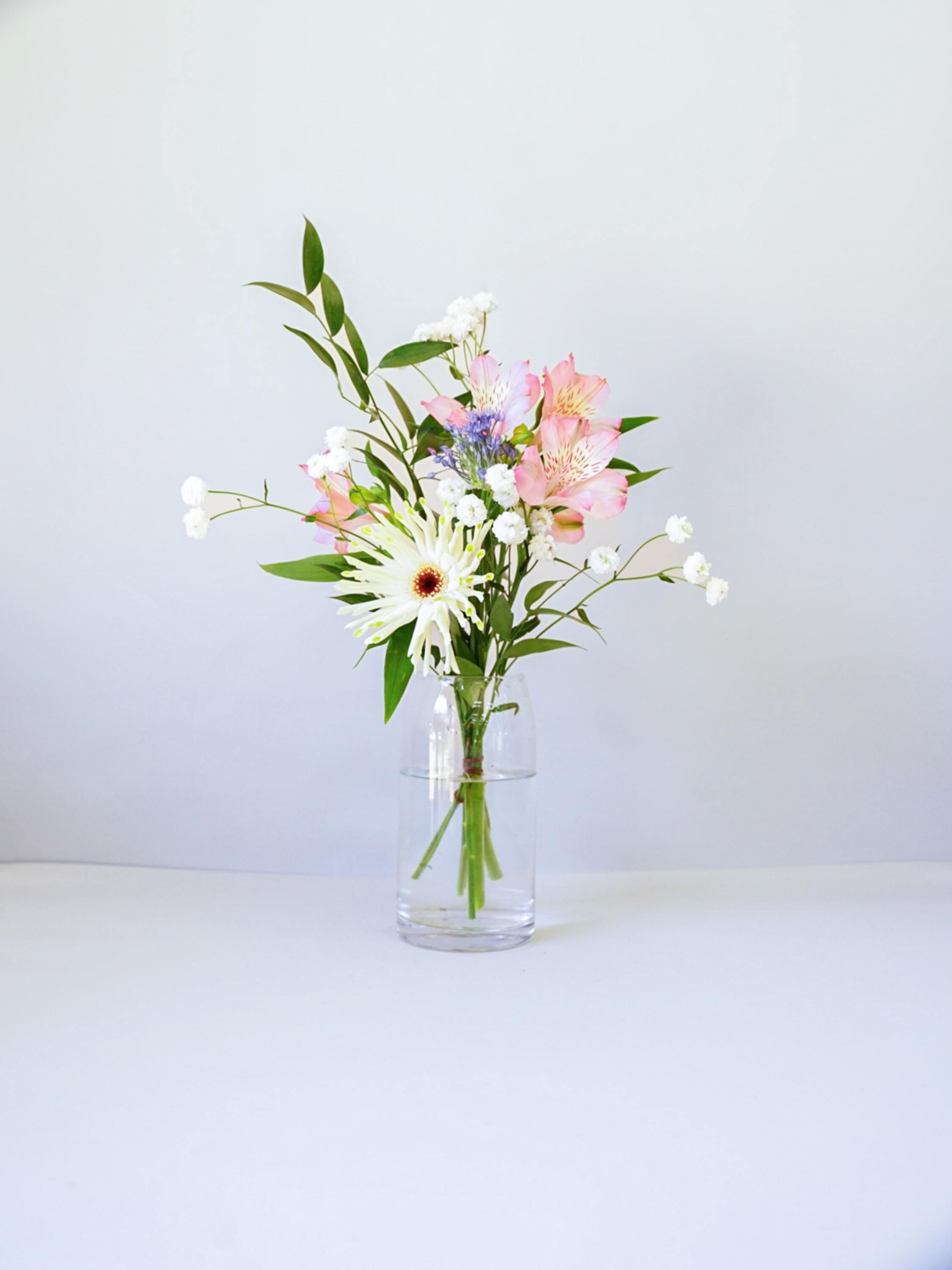 【誕生日ギフト】 フローリストにおまかせ 季節の花束 S - ミックス -