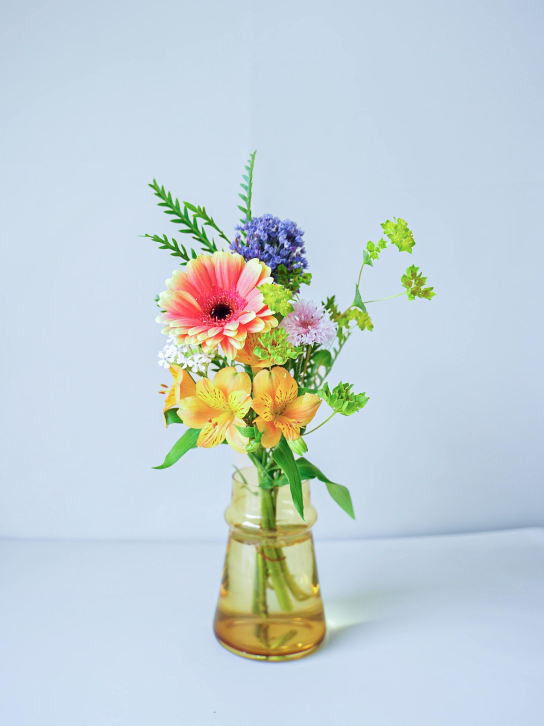 フローリストにおまかせ 季節の花束 S - ミックス -