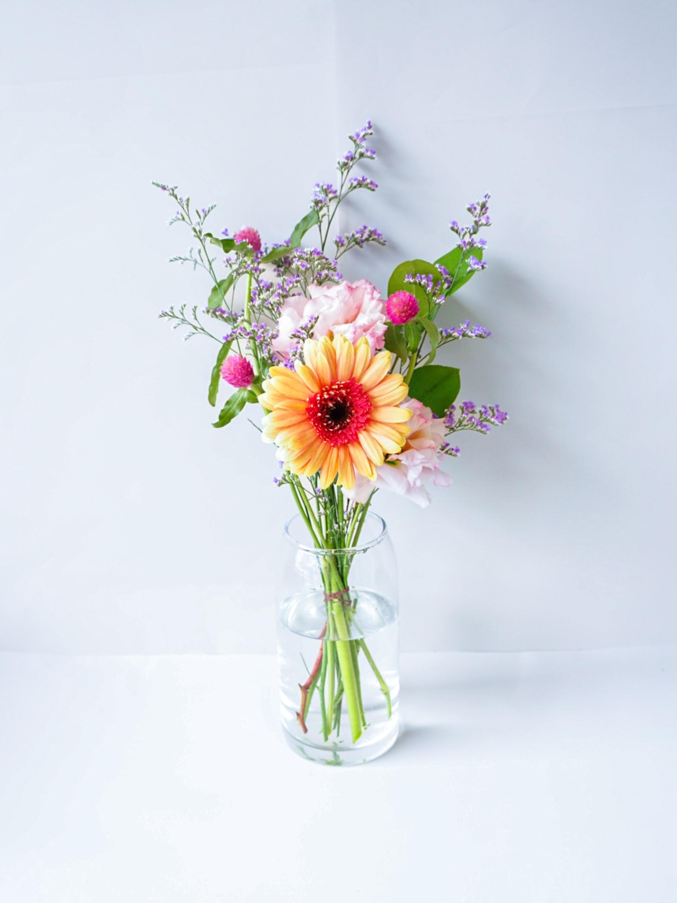 【誕生日ギフト】 フローリストにおまかせ 季節の花束 S - ミックス -