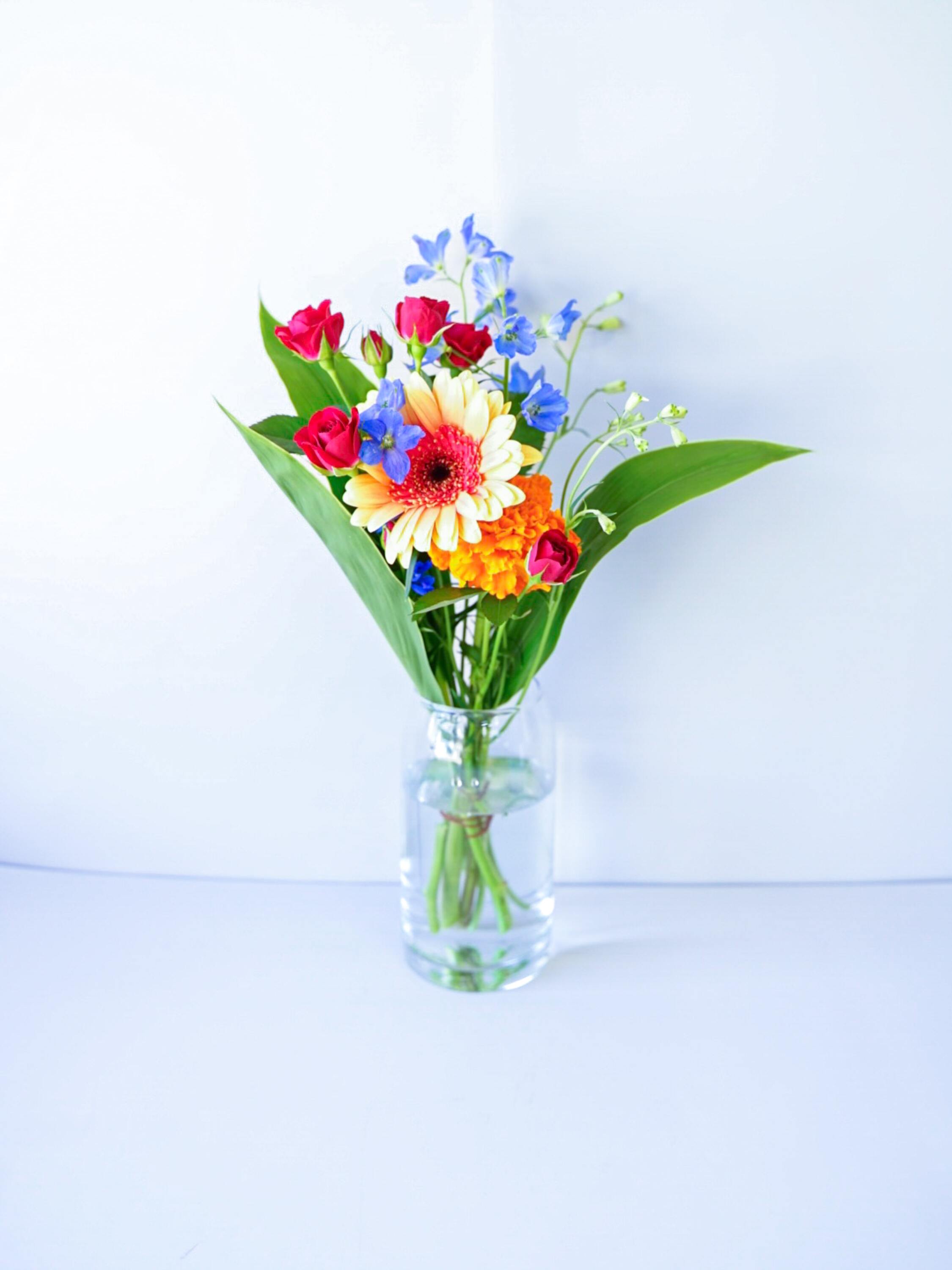 【誕生日ギフト】 フローリストにおまかせ 季節の花束 S - ミックス -