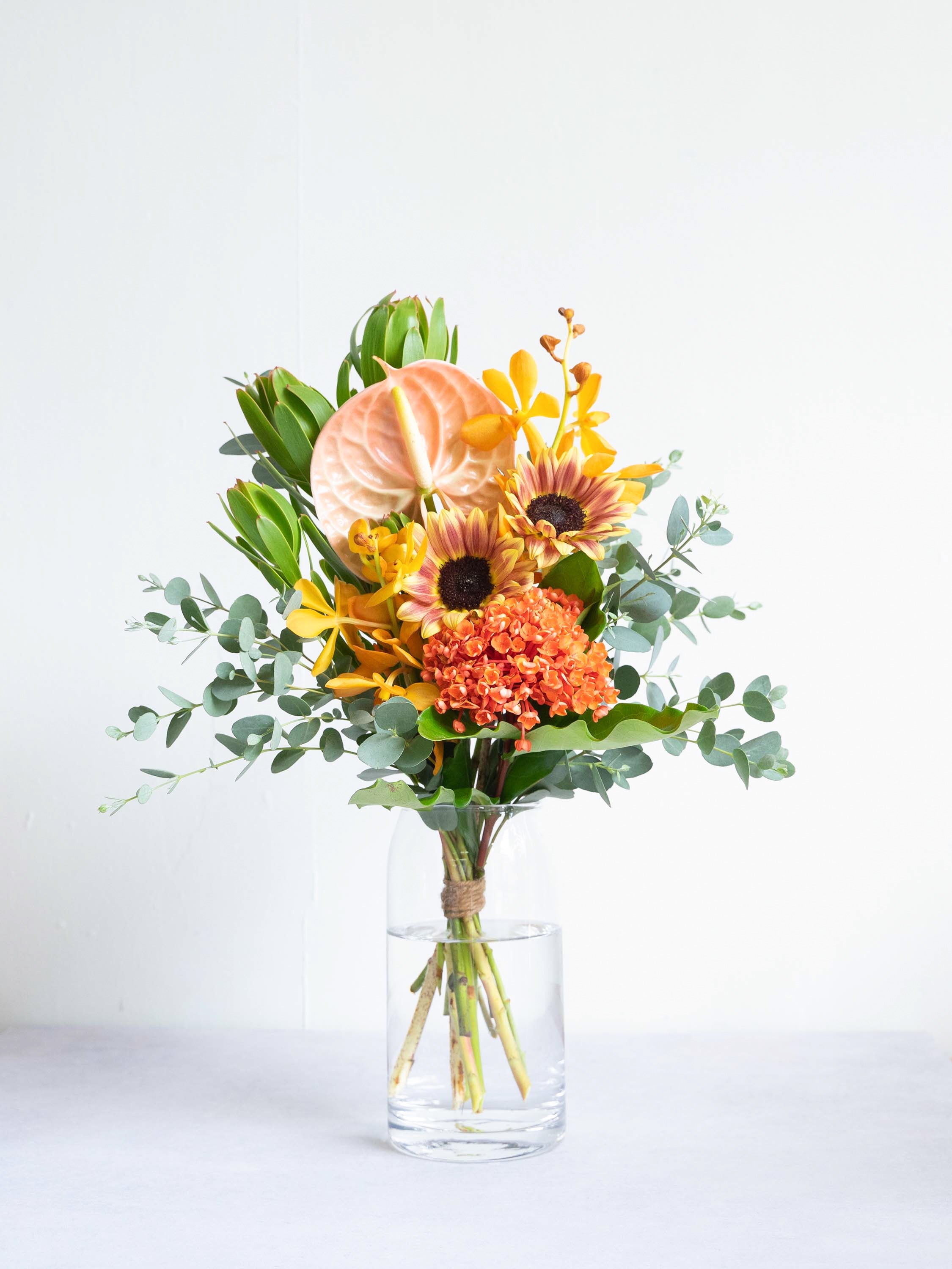 【誕生日ギフト】フローリストにおまかせ 季節の花束 M - オレンジ -