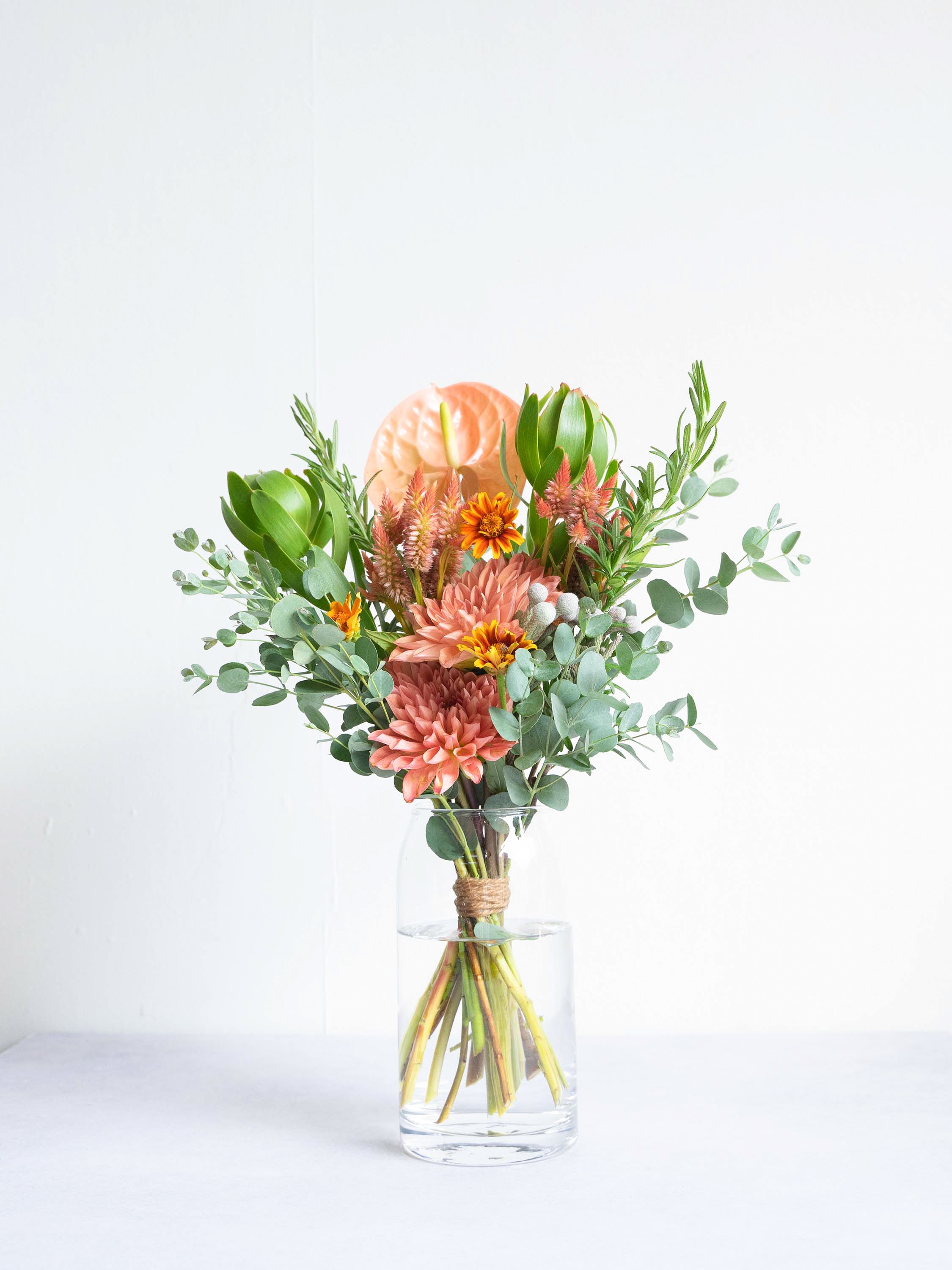 【誕生日ギフト】フローリストにおまかせ 季節の花束 M - オレンジ -