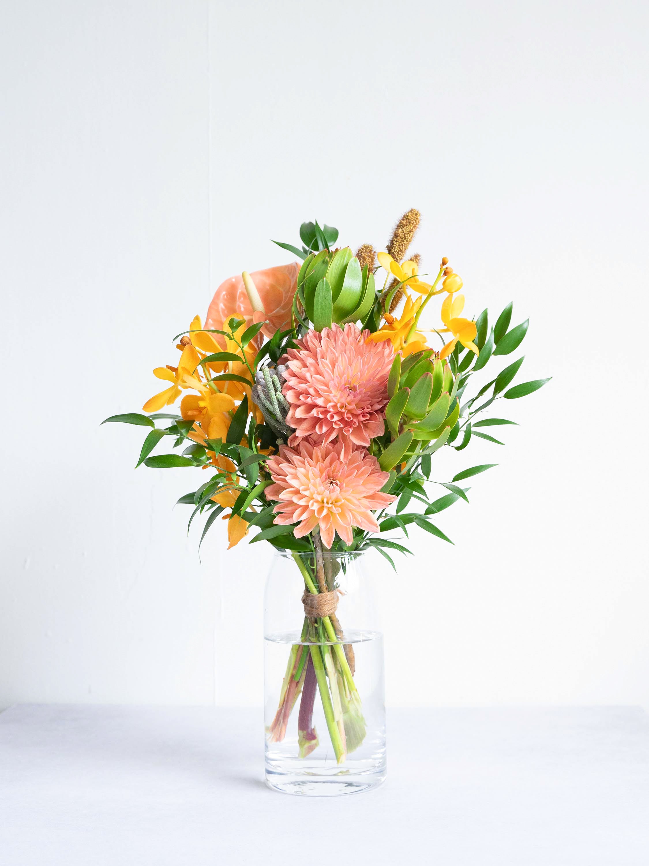 【誕生日ギフト】フローリストにおまかせ 季節の花束 M - オレンジ -