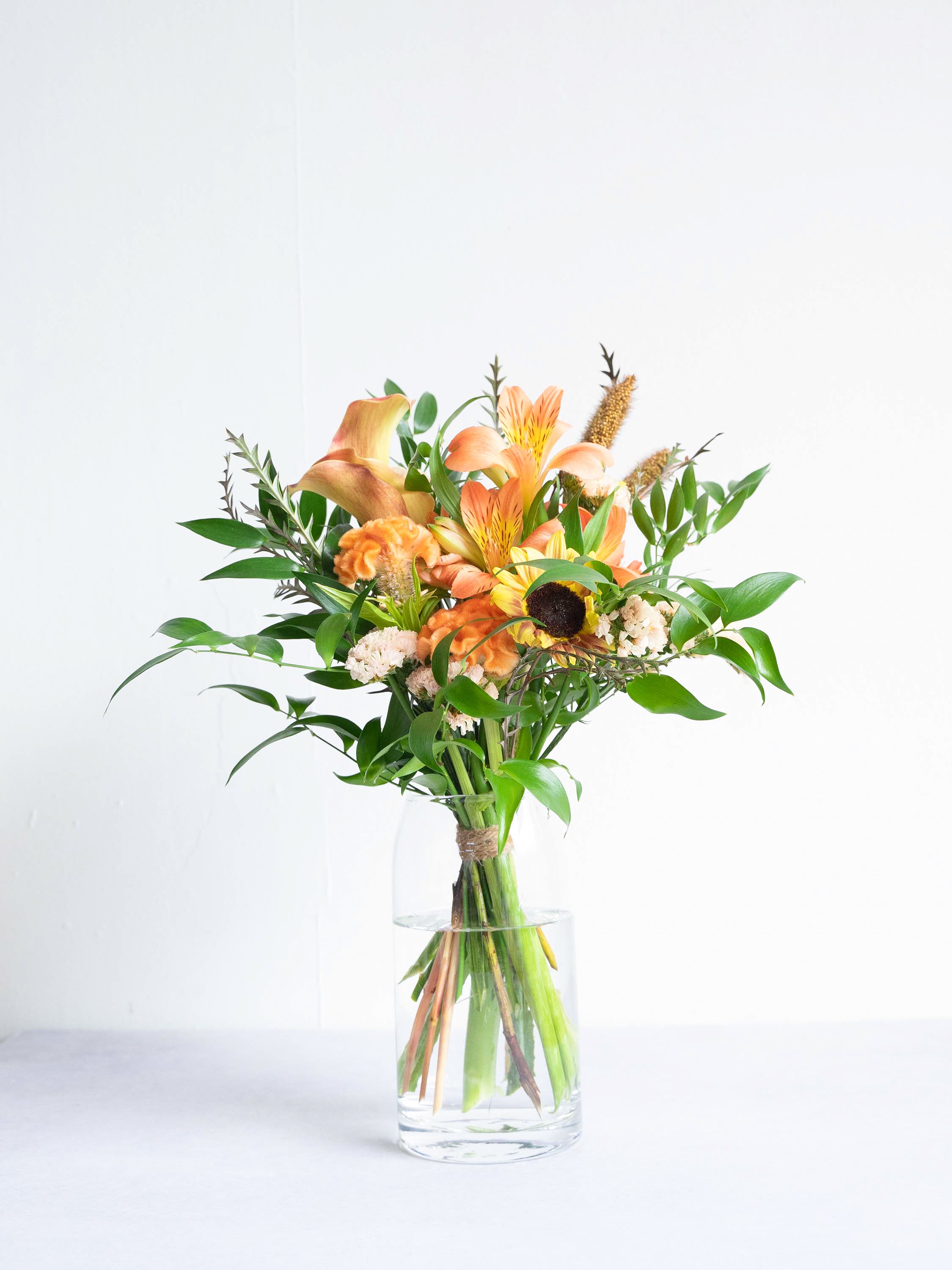 【誕生日ギフト】フローリストにおまかせ 季節の花束 M - オレンジ -