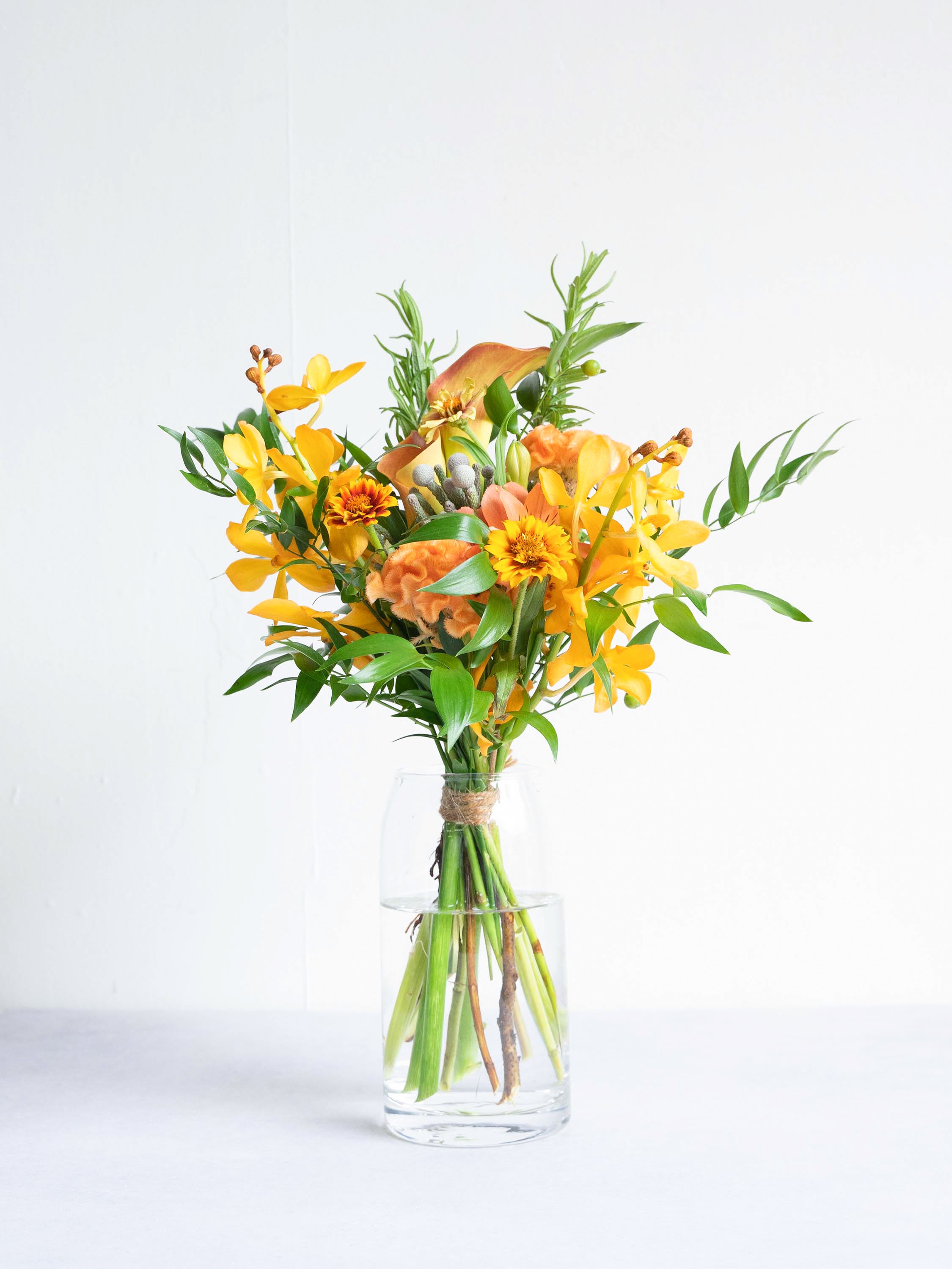 【誕生日ギフト】フローリストにおまかせ 季節の花束 M - オレンジ -